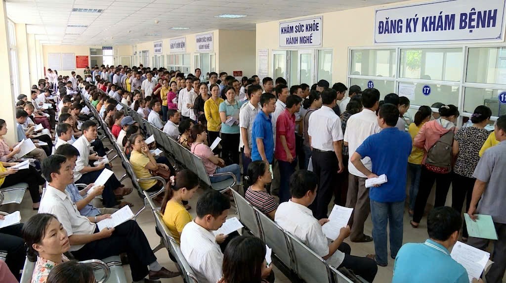 Cảnh xếp hàng chờ khám sức khỏe hành nghề tại bệnh viện